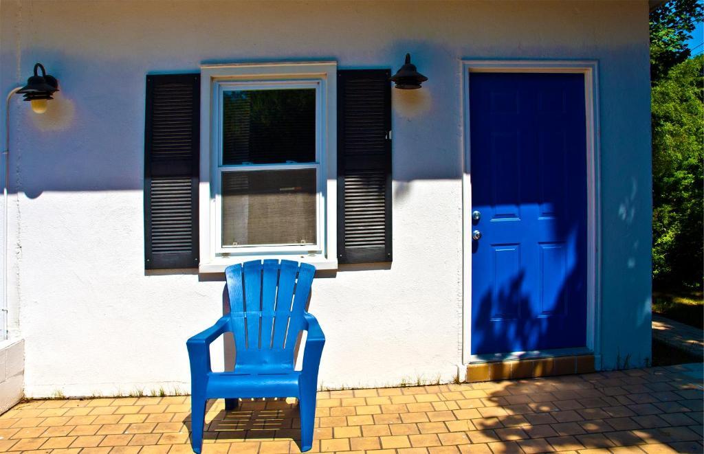 The Easterner Motel Southampton Room photo